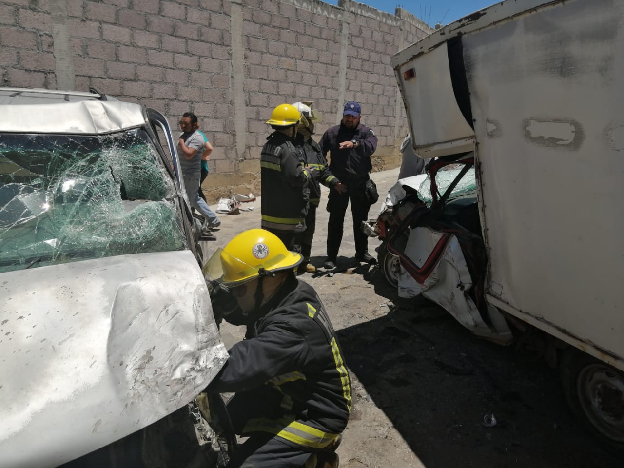 Choque entre 2 camionetas deja 3 lesionados en Mineral del Monte - Mira ...
