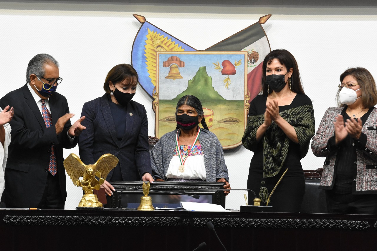 Entregan 'Presea Pedro María Anaya' a