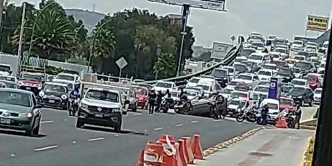 Choque y volcadura provoca tráfico pesado frente al Tec de Monterrey
