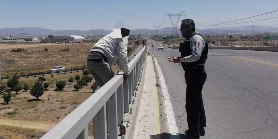 Policías evitan que hombre se lance de puente vehicular en Pachuca ...