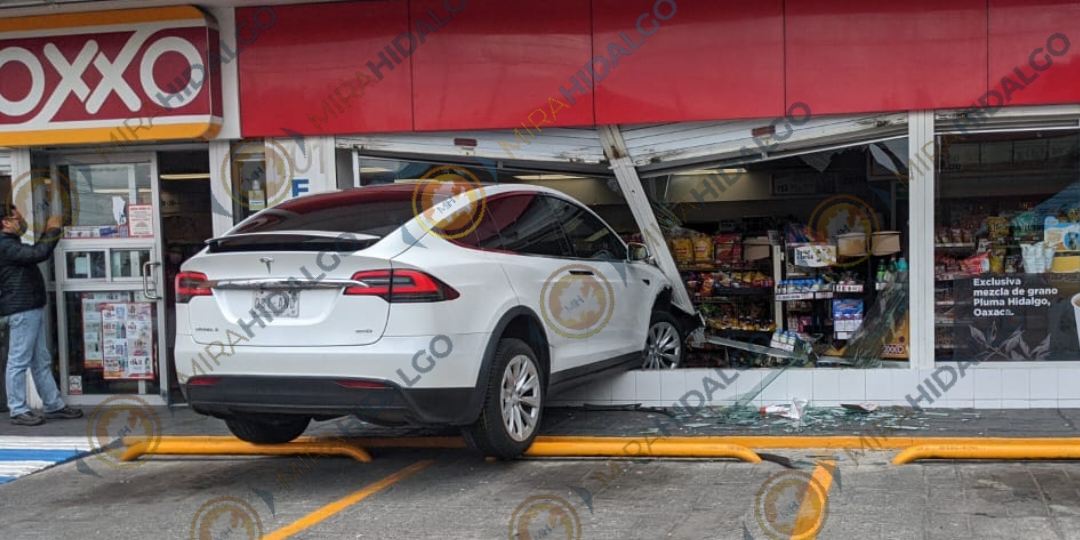 Conductor choca lujosa camioneta contra fachada de un Oxxo en San ...