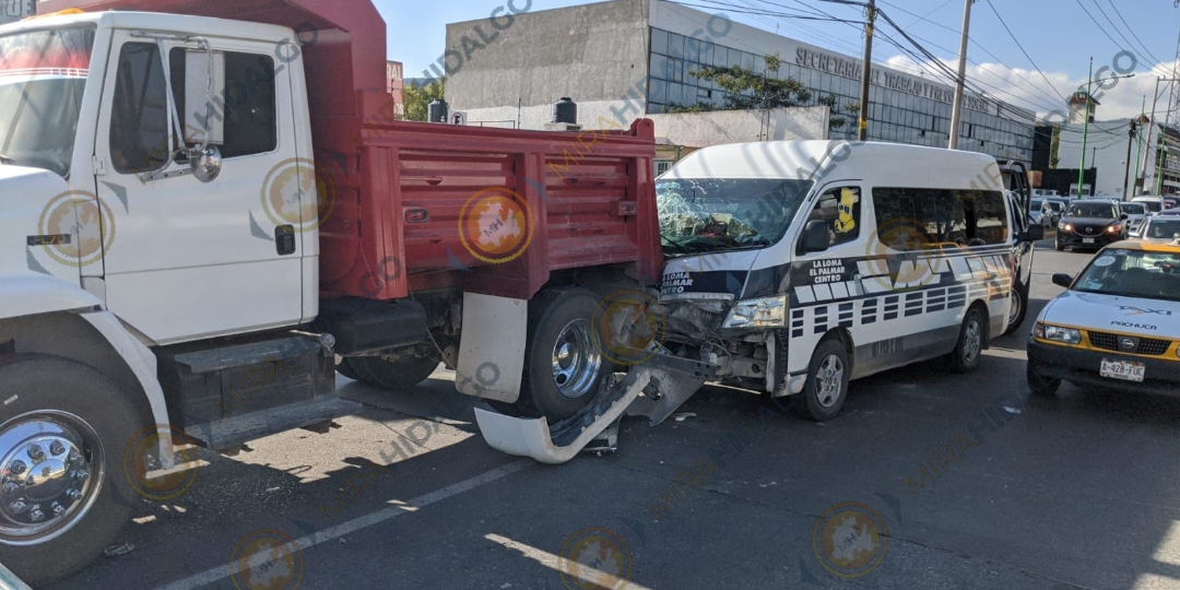 Deja 4 lesionados, choque entre Urban y camión de carga en Blvd. Bonfil ...