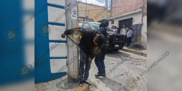 Vecinos amarran a sujeto por intentar ingresar a domicilio en la Felipe Ángeles