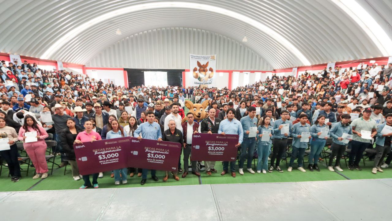 Inicia entrega de tarjetas del programa “Becas para la Transformación” en la UPFIM (4)