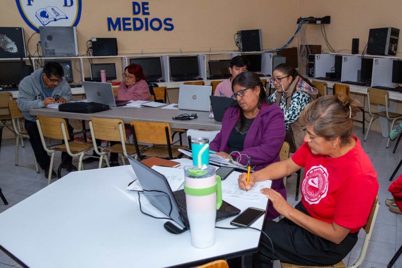 Mas-de-7-mil-aspirantes-participan-en-la-valoracion-docente-del-IHE-1-1280x853.jpeg