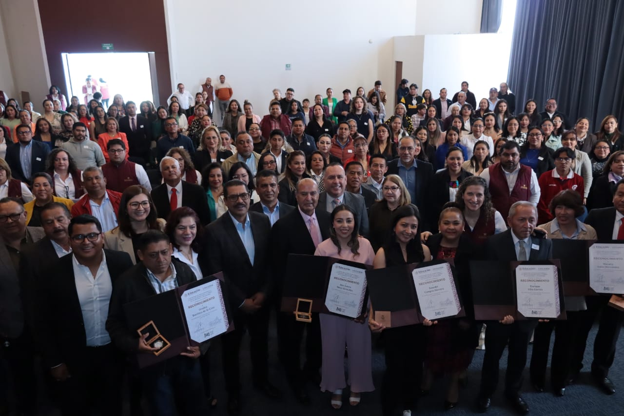 Natividad Castrejón entregó medallas y reconocimientos a docentes en la Práctica Educativa 2025
