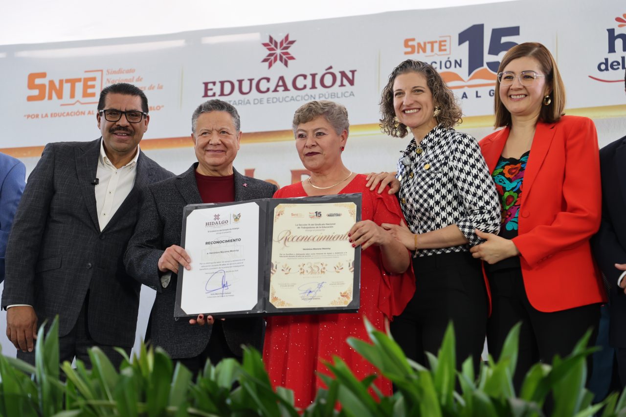 261026_ENTREGA DE RECONOCIMIENTOS POR AÑOS DE SERVICIO A PERSONAL DE APOYO Y ASISTENCIA A LA EDUCACIÓN.JPG (1)